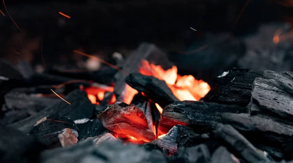 Primo Piano Braci Arancio Incandescenti Carbone Barbecue Giardino Attività Ricreative — Foto Stock