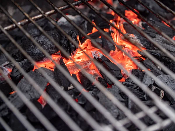 摆脱烤肉 火热的木炭和火化炉的特写 在花园里烧烤烤肉 户外活动 — 图库照片