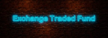 ETF - Borsa Ticaret Fonu. Mavi parlak harfli tuğla duvar. Borsa, yatırım, ticaret ve finans sektörü konsepti. 3B illüstrasyon