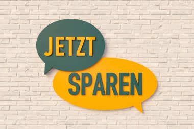 Jetzt Sparen (şimdi hariç) - Karikatür konuşma balonu, tuğla duvara karşı sarı ve koyu yeşil metin. Tasarruf, ucuz ve alışveriş konsepti. 3B illüstrasyon