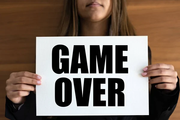 Gra Skończona Kobieta Trzyma Białą Stronę Napisem Game Czarnymi Literami — Zdjęcie stockowe