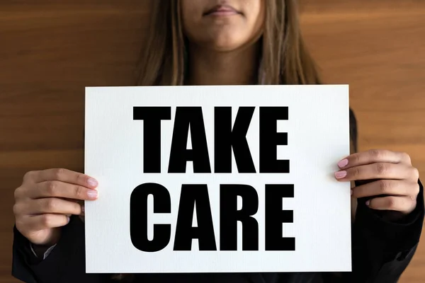Будь Обережний Жінка Тримає Білу Сторінку Текстом Take Care Чорними — стокове фото