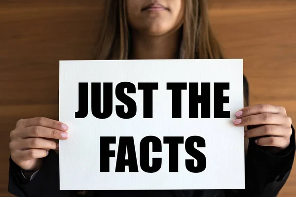 Hanya Fakta Wanita Memegang Halaman Putih Dengan Teks Hanya Fakta — Stok Foto