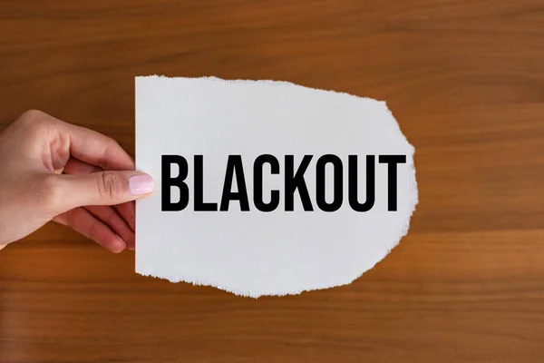 Блекаут Рука Жінки Тримає Шматок Паперу Нотою Затемненням Відключення Електроенергії — стокове фото