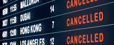 Hong Kong, Dubai ve Los Angeles uçuşları iptal edildi. Havaalanı uçuş masası. Uçuşlar iptal edildi ya da ertelendi. Uluslararası havaalanı, turizm ve seyahat. Kavram.