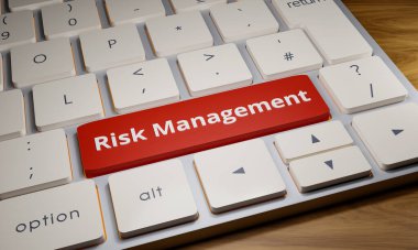 Risk Yönetimi - Bilgisayar klavyesi. Mavi tuşlu beyaz bilgisayar klavyesi ve Risk Yönetimi. Risk analizi, iş süreci ve strateji kavramı. 3B illüstrasyon