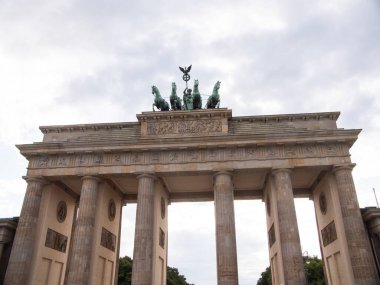 Berlin, Almanya - 9 Ağustos 2021: Ünlü Brandenburger Tor (Brandenburg Kapısı), Almanya 'nın en ünlü simgelerinden ve ulusal sembollerinden biridir..