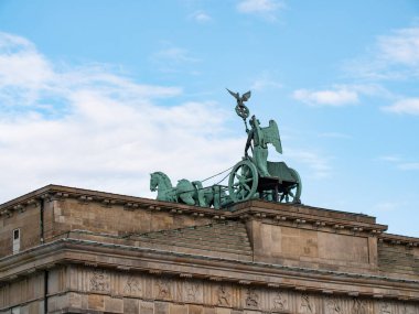 Berlin, Almanya - 9 Ağustos 2021: Ünlü Brandenburger Tor (Brandenburg Kapısı), Almanya 'nın en ünlü simgelerinden ve ulusal sembollerinden biridir..