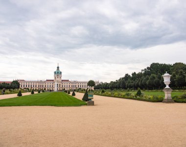 Berlin, Almanya - 10 Ağustos 2021: Charlottenburg Sarayı, bahçenin arkasından manzara. 1701 'den 1888' e kadar kale Prusya Kralı 'nın yazlık evi olarak kullanıldı..