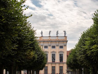 Berlin, Almanya - 10 Ağustos 2021: Charlottenburg Sarayı, bahçenin arkasından manzara. Sağ taraf, bir kaç heykel ile köşesine bak..