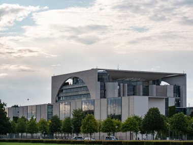 Berlin, Almanya - 9 Ağustos 2021: Almanya Şansölyesi ve yürütme dairesinin resmi ikametgahı. Federal Başbakanlık (Almanca: Bundeskanzleramt).