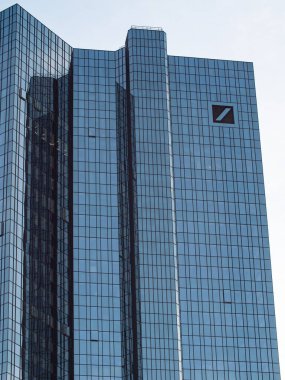 Frankfurt am Main, Hessen, Almanya - 25 Eylül 2021: Deutsche Bank Tower, Almanya 'daki Deutsche Bank genel merkezi ve Frankfurt' taki finans merkezi.