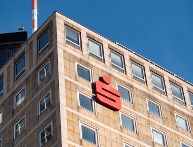 Frankfurt am Main, Hessen, Almanya - 25 Eylül 2021: Frankfurt 'un finans bölgesinde bir ev duvarında Red Sparkassen logosu. Almanya 'nın finans merkezi.