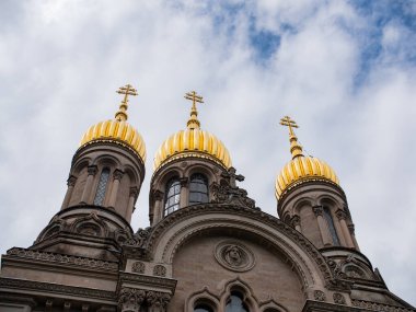 Wiesbaden, Hesse, Almanya - 26 Mayıs 2022: Neroberg 'deki Rus Ortodoks Kilisesi. Altın soğan kulesiyle muhteşem bir kilise. 1847-1855 yılları arasında Nassau Dükü Adolf tarafından inşa edildi..