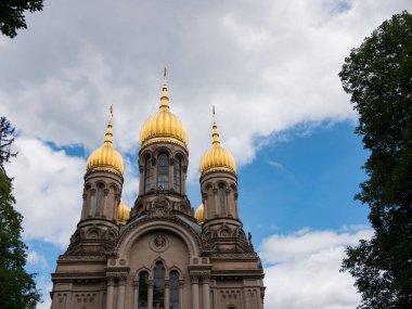 Wiesbaden, Hesse, Almanya - 26 Mayıs 2022: Neroberg 'deki Rus Ortodoks Kilisesi. Altın soğan kulesiyle muhteşem bir kilise. 1847-1855 yılları arasında Nassau Dükü Adolf tarafından inşa edildi..