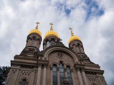 Wiesbaden, Hesse, Almanya - 26 Mayıs 2022: Neroberg 'deki Rus Ortodoks Kilisesi. Altın soğan kulesiyle muhteşem bir kilise. 1847-1855 yılları arasında Nassau Dükü Adolf tarafından inşa edildi..
