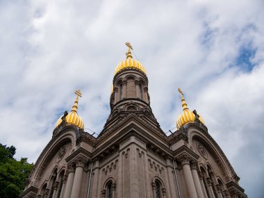Wiesbaden, Hesse, Almanya - 26 Mayıs 2022: Neroberg 'deki Rus Ortodoks Kilisesi. Altın soğan kulesiyle muhteşem bir kilise. 1847-1855 yılları arasında Nassau Dükü Adolf tarafından inşa edildi..