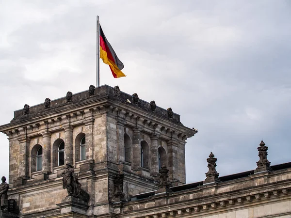 ベルリン ドイツ 2021年8月9日 曇りの日に有名なライヒスタッグの建物 ドイツ連邦共和国の座席のクローズアップ 塔の一つはドイツ国旗 — ストック写真