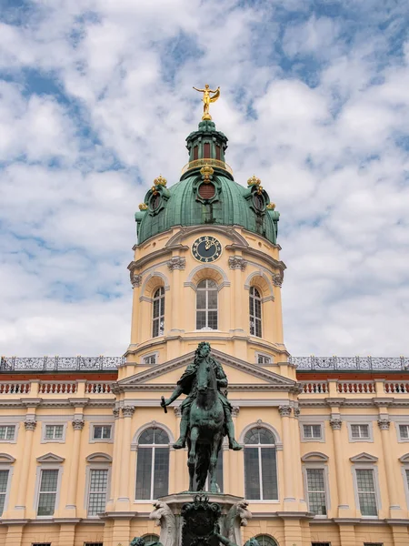 ベルリン ドイツ 8月10 2021 ブランデンブルク選帝侯フリードリヒ ヴィルヘルム公の像とシャーロッテンブルク宮殿の正面ビュー 宮殿は1695年ビス1791年に建てられました — ストック写真