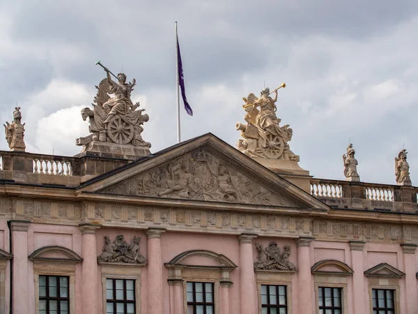 ベルリン ドイツ 8月10 2021 シャーロッテンブルク宮殿 庭園の裏側からの眺め 屋根の上の彫像のクローズアップ — ストック写真