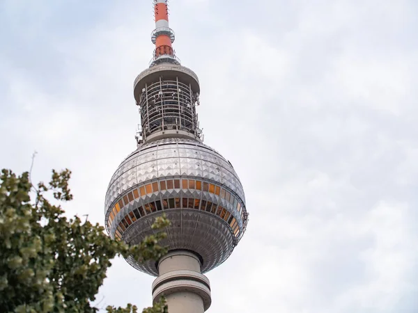 ベルリン ドイツ 2021年8月9日 雲のベルリンテレビ塔 ベルリンの人気のランドマーク 1965年 1969年にDdrドイツ民主共和国で建てられました — ストック写真