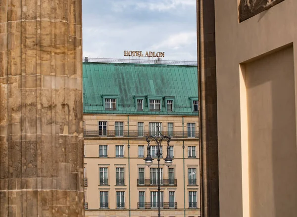 ベルリン ドイツ 2021年8月9日 ブランデンブルガー トーアからホテル アドロンまでの柱をご覧ください 長い歴史を持つホテル — ストック写真