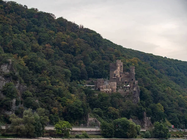 Asmannshausen Hessen Germany 2021年9月 ドイツ ライン渓谷のロマン主義ラインシュタイン城がアスマンスハウゼンとは正反対である 正慶2年 1316年 の建立 — ストック写真