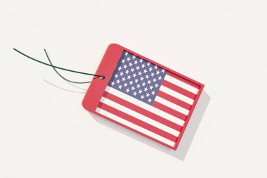 Amerikan malı, Amerika Birleşik Devletleri 'nin ulusal renklerinde etiketlenmiş. Üretimin geldiği ülke. Kalite, ekonomi, uluslararası ticaret, perakende ve sanayi konsepti. 3B illüstrasyon