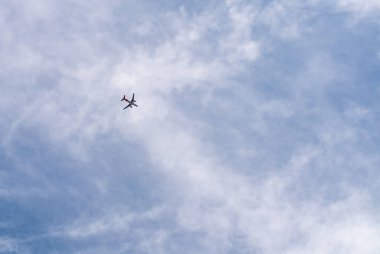 Gökyüzünde bir uçak. Bulutlu bir gökyüzünde uçaklar soldan sağa uçar. Yolcu ya da kargo taşımacılığı. Metin eklemek için boşluk var. 