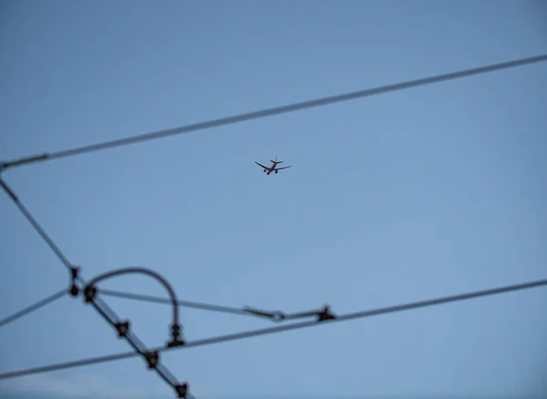 Samolot Niebie Frankfurt Nad Menem Widok Przez Kable Zasilające Tramwaju — Zdjęcie stockowe