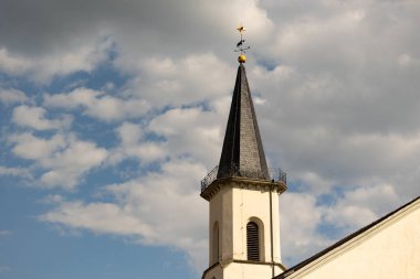 Friedrichsdorf, Hochtaunus, Hessen, Almanya Mai 2022. Friedrichsdorf 'taki Protestan kilisesinin kilise kulesi. Bulutlu mavi gökyüzü. 
