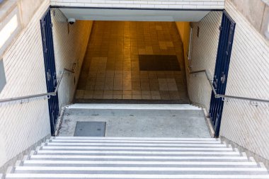 Alt katta, metro istasyonunda. Beyaz ve gri Berlin 'deki metro istasyonuna iniyor.. 