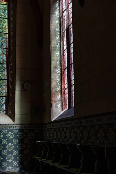 Ventana Antigua Con Alambre Metal Una Iglesia Antigua Cristianismo Religión —  Fotos de Stock