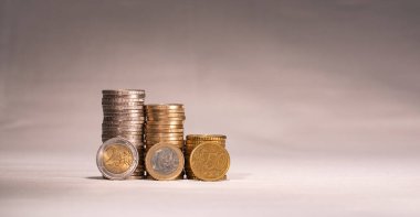Yığınla Euro sikkesi. Bir avro, iki avro ve elli sent biriktirdim. Avrupa para birimi. 