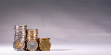 Yığınla Euro sikkesi. Bir avro, iki avro ve elli sent biriktirdim. Avrupa para birimi. 