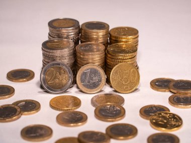 Yığınla Euro sikkesi. Bir avro, iki avro ve elli sent biriktirdim. Yığınların etrafına biraz bozuk para. Avrupa para birimi. 