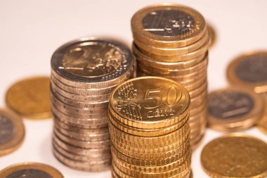 Yakın plan Euro sikkeleri biriktirmiş. Bir avro, iki avro ve elli sent biriktirdim. Avrupa para birimi. 
