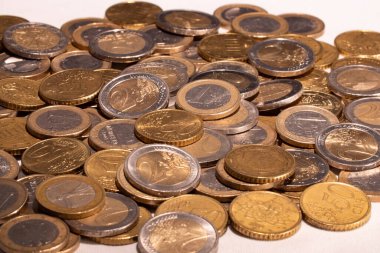 Avro parası. Masada bir sürü 1 avro, 2 avro ve 50 sent var. Avrupa para birimi. 