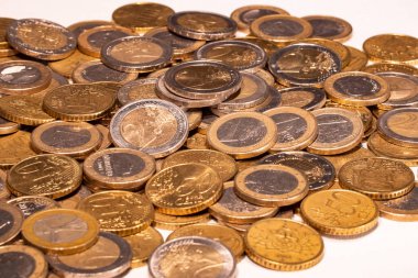 Bir sürü farklı avro sikkesi. Masada bir sürü 1 avro, 2 avro ve 50 sent var. Avrupa para birimi. 