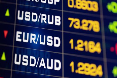 Euro döviz kurları. EUR 'ya farklı döviz kurlarıyla ekran. Döviz piyasası ve döviz ticareti.
