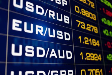 Euro döviz kurları. EUR 'ya farklı döviz kurlarıyla ekran. Döviz piyasası ve döviz ticareti.
