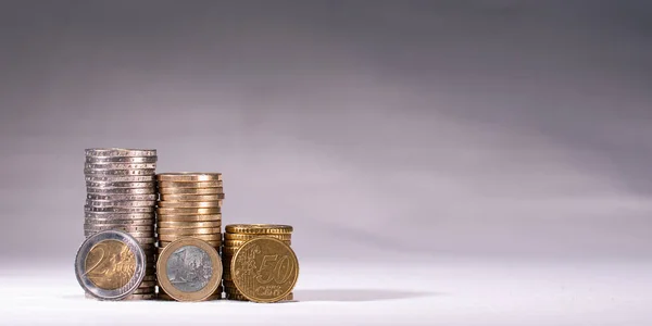 ユーロ硬貨を積み上げた 1ユーロ 2ユーロ 50セント硬貨を保有していた ヨーロッパ通貨 — ストック写真