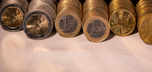 Alineó Monedas Euro Dos Euros Cincuenta Centavos Moneda Europea —  Fotos de Stock