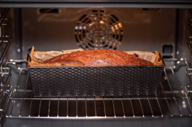 Kahverengi mermer kek. Çikolatalı mermer kek fırında.