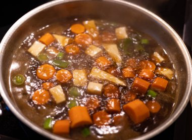 Havuç, pırasa ve kereviz. Kırmızı havuç, kereviz ve tavada pişen yeşil soğan pırasası..