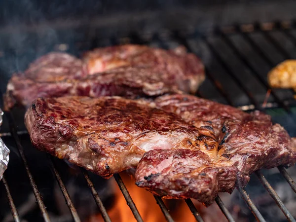 Steaks Vom Grill Nahaufnahme Von Gegrillten Steaks Das Fleisch Wird — Stockfoto