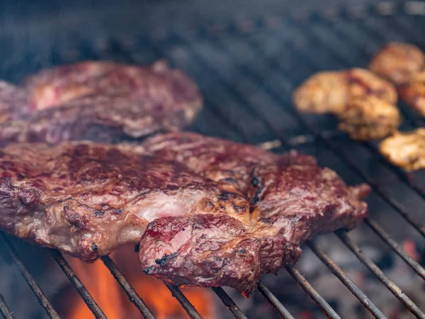 Grillowane Steki Grillu Zbliżenie Grillowanych Steków Mięso Jest Pieczone Zewnątrz — Zdjęcie stockowe