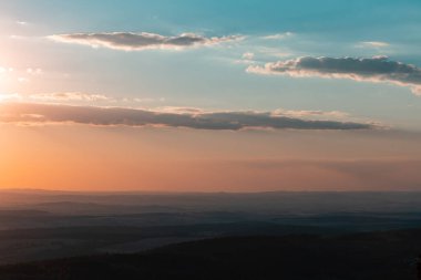Feldberg 'in Hesse, Almanya' daki dağının manzarası. Az bulutlu mavi gökyüzü, geniş manzaralı arka planda tepeler.