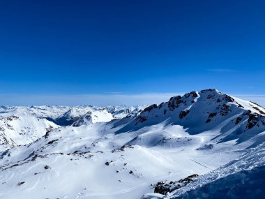 Alp Vadisi, İsviçre 'de karlı dağlar. Kış boyunca dağların üzerinde panoramik manzara. Arosa 'da kayak alanı, İsviçre' de Lenzerheide. Karlı dağlarda kış sporları.