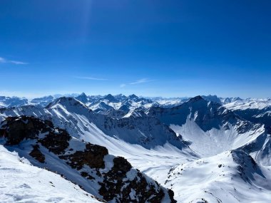 Alp Vadisi, İsviçre 'de karlı dağlar. Kış boyunca dağların üzerinde panoramik manzara. Arosa 'da kayak alanı, İsviçre' de Lenzerheide. Karlı dağlarda kış sporları.